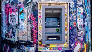 Ein zugeklebter und getaggter Bankautomat
