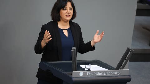 Die Linken-Politikerin Gökay Akbulut spricht im Deutschen Bundestag.