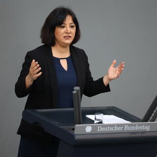 Die Linken-Politikerin Gökay Akbulut spricht im Deutschen Bundestag.