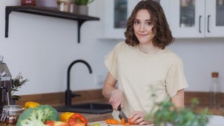 Maya Leinenbach beim Kochen