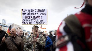 Demonstranten mit Plakat "Ruhm und Ehre dem Mitteldeutschen Widerstand. Ich bin Stolz ein Sachse zu sein" am Tag der Deutschen Einheit am 3. Oktober 2018 in Berlin