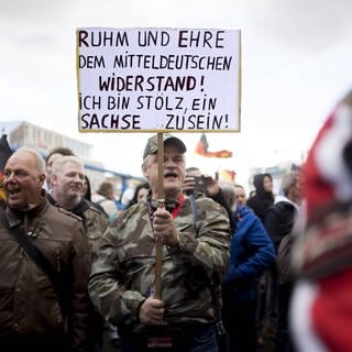 Demonstranten mit Plakat "Ruhm und Ehre dem Mitteldeutschen Widerstand. Ich bin Stolz ein Sachse zu sein" am Tag der Deutschen Einheit am 3. Oktober 2018 in Berlin