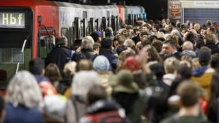Überfüllte U-Bahn-Haltestelle: Tägliches Pendeln bedeutet für viele Menschen Stress