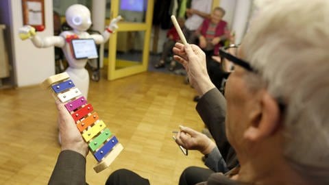 Im Marienheim in Siegen gibt es in Zusammenarbeit mit der Uni Siegen einen Roboter, der Senioren unterhaelt und sie zu Bewegungen animiert
