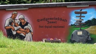 Hauswand in Jamel bei Wismar mit dem Schriftzug "Dorfgemeinschaft Jamel frei-sozial-national". Das Bild wird von vielen Rrechtsextremen bewohnten (2012)