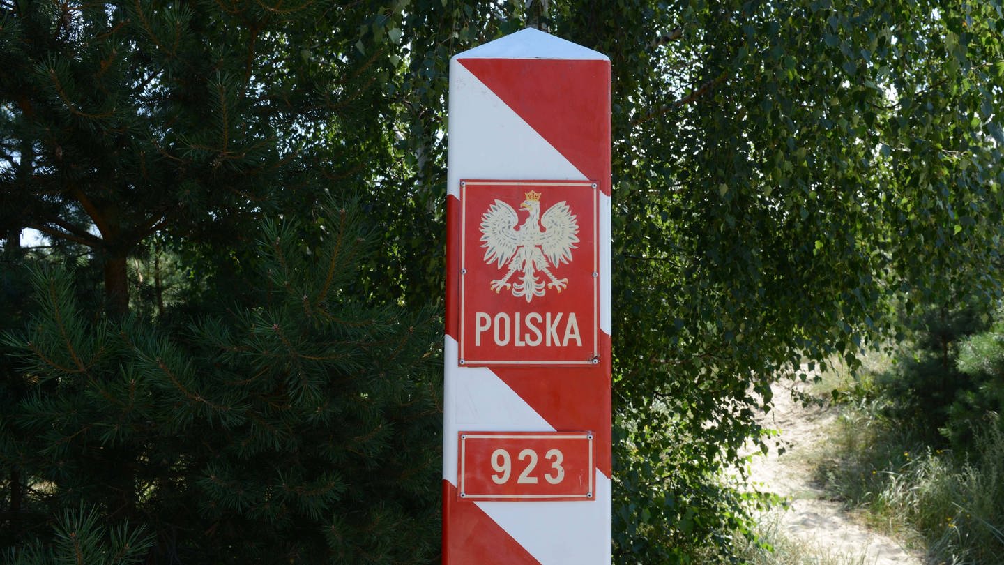 Polnischer Grenzpfosten: Tausende polnische Fach- und Pflegekräfte verlassen regelmäßig ihr Heimatland. Die Lücken füllen vor allem Ukrainier