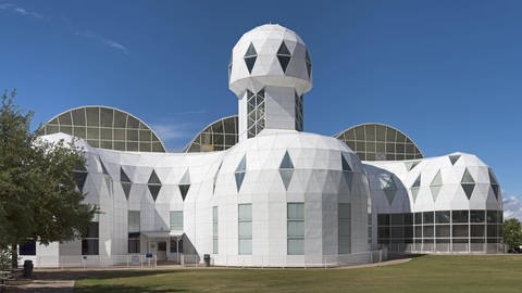 Nahe der Stadt Oracle in Arizona  USA befindet sich die Biosphere 2, ein riesiges Terrarium aus Stahl und Glas