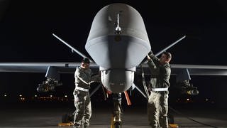 2 Flieger bereiten eine Drohne vom Typ MQ-9 Reaper in Nevada  USA für einen Trainingsflug vor