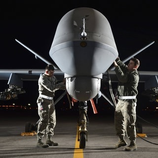 2 Flieger bereiten eine Drohne vom Typ MQ-9 Reaper in Nevada  USA für einen Trainingsflug vor