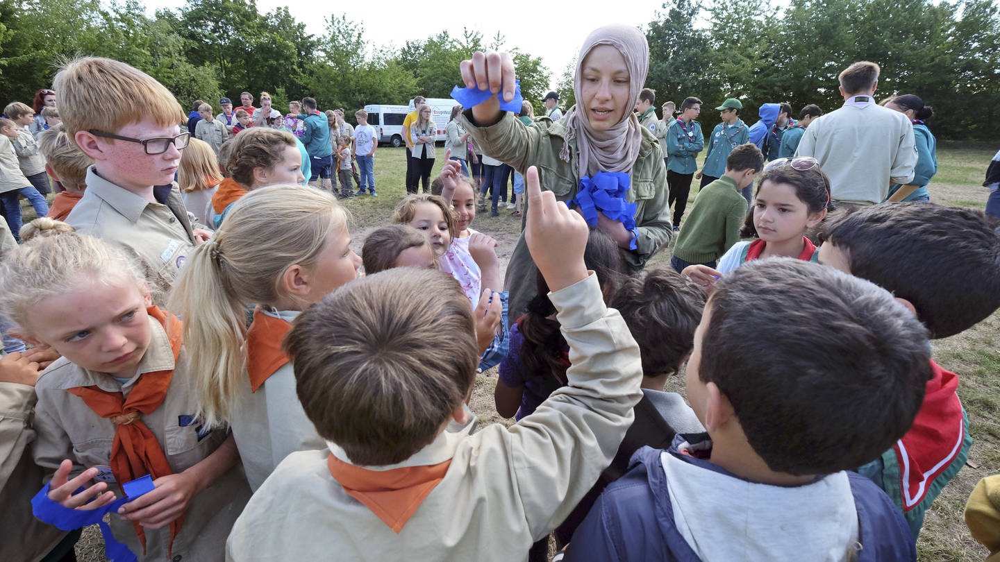 Gemeinsam leben ist das Motto eines achttaegigen Begegnungszeltlagers von muslimischen und christlichen Pfadfindern in Rhens am Rhein im Juli 2015