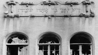 Zerstörte Fenster der Kieler Synagoge nach der Reichspogromnacht im November 1938