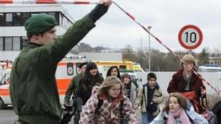 Schüler werden am 11.3.2009 in Winnenden aus dem Schulzentrum, in dem sich die Albertville-Realschule befindet, evakuiert