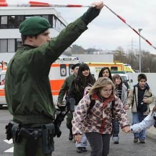 Schüler werden am 11.3.2009 in Winnenden aus dem Schulzentrum, in dem sich die Albertville-Realschule befindet, evakuiert
