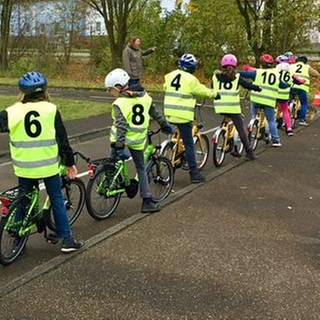 Kinder auf dem Fahrrad in einer Reihe auf dem Platz der Jugendverkehrsschule Heidenheim