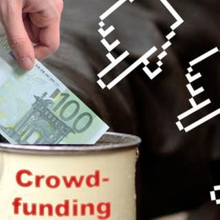Montage: Hand legt 100 Euro-Schein in Sammelbüchse mit Aufschrift "Crowdfunding"