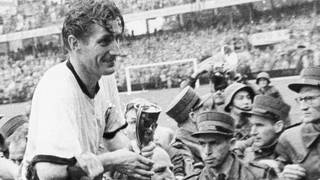 Kapitän Fritz Walter lässt sich nach dem Sieg bei der Fußball-WM in Bern mit Coupe Jules Rimet auf Schultern tragen, dahinter Horst Eckel