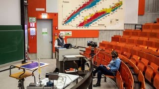 Bis auf Dozent und Kamerafrau leerer Hörsaal: Online-Vorlesung für Physik-Erstsemester an der TU Dortmund