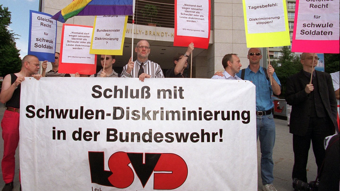 Mitglieder des Lesben- und Schwulenverbandes (LSVD) protestieren am 30. Juli 1999 vor der SPD-Parteizentrale in Berlin gegen die Diskriminierung von Homosexuellen in der Bundeswehr
