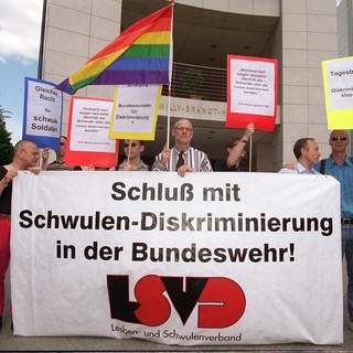 Mitglieder des Lesben- und Schwulenverbandes (LSVD) protestieren am 30. Juli 1999 vor der SPD-Parteizentrale in Berlin gegen die Diskriminierung von Homosexuellen in der Bundeswehr