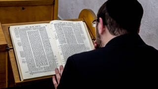 Orthodoxer Jude studiert den Talmud in einer Synagoge in Israel