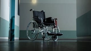 Leerer Rollstuhl auf einem Flur: Sexueller Missbrauch, körperliche und psychische Übergriffe: Menschen mit Beeinträchtigung sind zwei- bis viermal häufiger von Gewalt betroffen als der Bevölkerungsdurchschnitt.