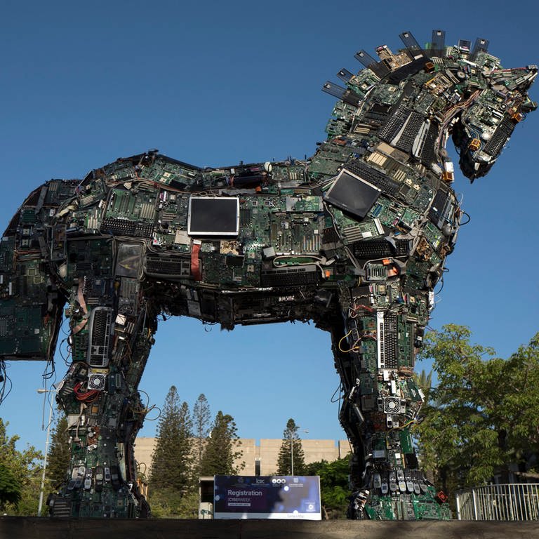 "Cyber ​​Horse", bestehend aus Computern und Mobiltelefonen, im Juni 2016 in Tel Aviv  Israel