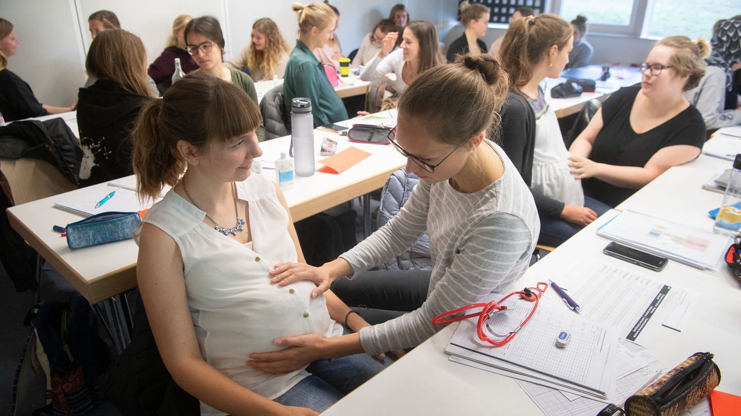 Seit dem Wintersemester 2018/2019 kann an der Universität Tübingen Hebammenwissenschaft studiert werden. Im Bild: Zwei Studentinnen üben eine Betreuungssituation