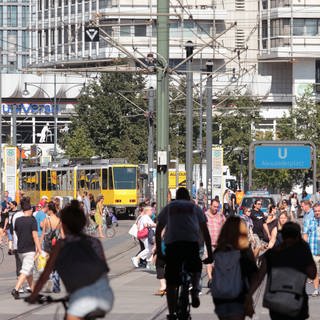 Passanten unterwegs auf dem Alexanderplatz in Berlin