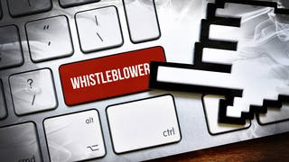 Computertastatur mit Schaltfläche "Whistleblower": Daten fälschen, Experimente erfinden – Betrüger gibt es auch in der Forschung. Wer sie entlarvt, gilt gern als Nestbeschmutzer. 