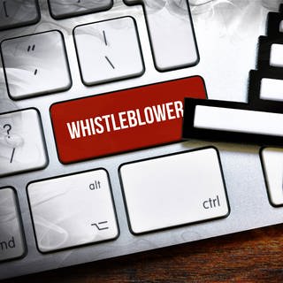 Computertastatur mit Schaltfläche "Whistleblower": Daten fälschen, Experimente erfinden – Betrüger gibt es auch in der Forschung. Wer sie entlarvt, gilt gern als Nestbeschmutzer. 