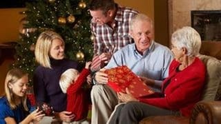 Familie packt Weihnachtsgeschenke aus