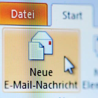Das Symbol «Neue E-Mail-Nachricht» wird auf einem Computer Monitor angezeigt.