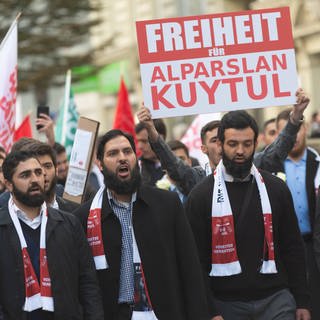 Etwa 200 Personen protestieren nach einem Aufruf der islamistischen Furkan-Bewegung für die Freiheit von Alparslan Kuytul am 20.10.2018 in Hamburg