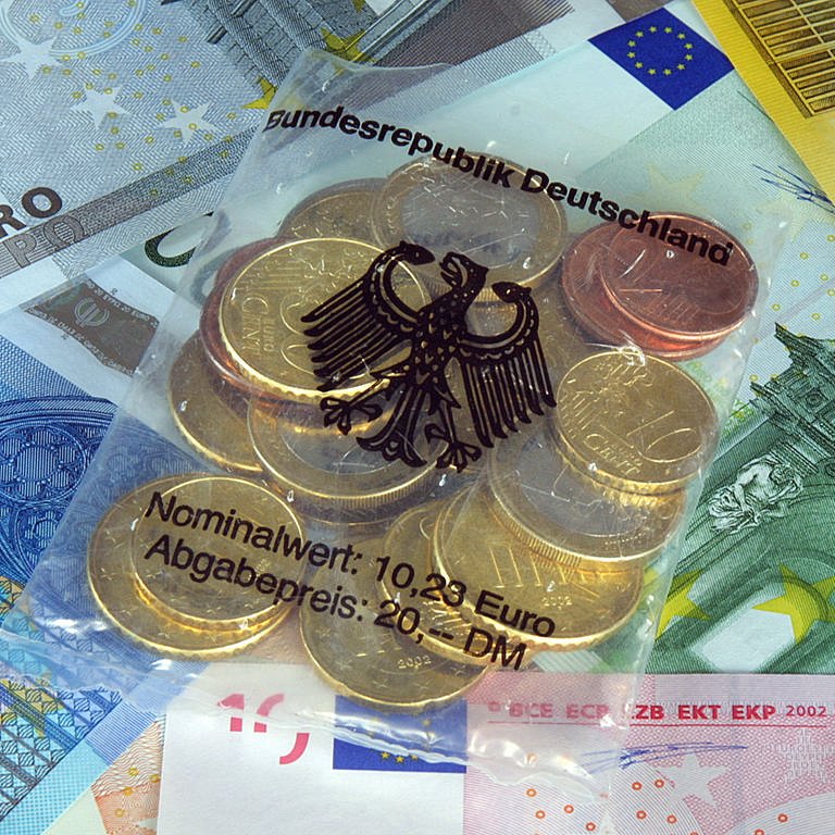 Starterkit und Euroscheine: Am 1. Januar 2002 löste in Deutschland der Euro die D-Mark als Bargeld ab. 