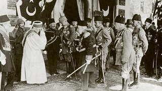 Wilhelm II. besucht während des Ersten Weltkriegs die verbündete Türkei: Der Kaiser (mit Pickelhaube) und Sultan Muhammad V. (Mitte) bei der Vorstellung von Würdenträgern am 15. Oktober 1917 in Konstantinopel