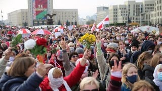 Demonstrantinnen halten während einer Kundgebung der Opposition am 26. Oktober 2020 in Minsk Blumen und protestieren gegen die offiziellen Ergebnisse der Präsidentschaftswahlen in Belarus