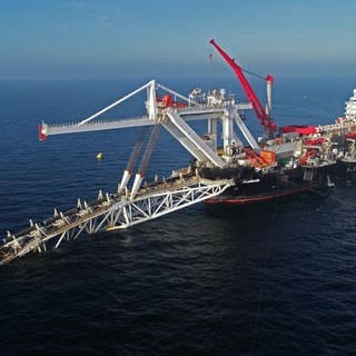 Das Verlegeschiff "Audacia" verlegt 2018 in der Ostsee vor der Insel Rügen Rohre für die Gaspipeline Nord Stream 2