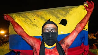 Menschen demonstrieren am 26. Juli 2019 in Bogota  Kolumbien mit kolumbianischen Nationalflaggen während des "Großen Marsches für das Leben" gegen die Ermordung von Hunderten von Menschenrechtsaktivisten