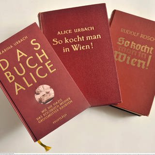 Verschiedene Ausgaben des Kochbuchs von Alice Urbach: So kocht man in Wien