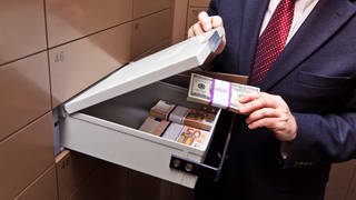 Schließfach mit Bargeld in einem Banktresor: Warum tut sich der deutsche Staat so schwer damit, Steuerhinterziehern das Handwerk zu legen? Und wie lässt sich Steuerhinterziehung nachhaltig eindämmen?