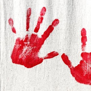 Zwei rote – blutige – Handabdrücke: Was macht die Faszination am "True Crime"-Genre aus?