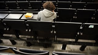 Studentin sitzt allein im Großen Hörsaal des Auditorium maximum der Martin-Luther-Universität Halle-Wittenberg (MLU) in Halle 