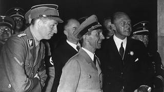 Joseph Goebbels (Reichsminister fuer Volksaufklärung und Propaganda, NSDAP) und Reichssendeleiter Hadamovsky (rechts) bei der Eröffnung der Funkausstellung am 28. August 1936