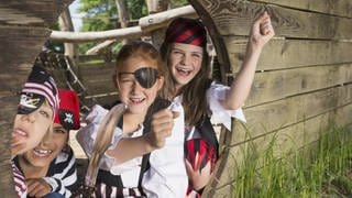 Spielende Kinder haben sich als Piraten verkleidet. Beim Spielen wird die Fantasie angestoßen, die in engem Zusammenhang mit abstraktem Vorstellungsvermögen steht. 