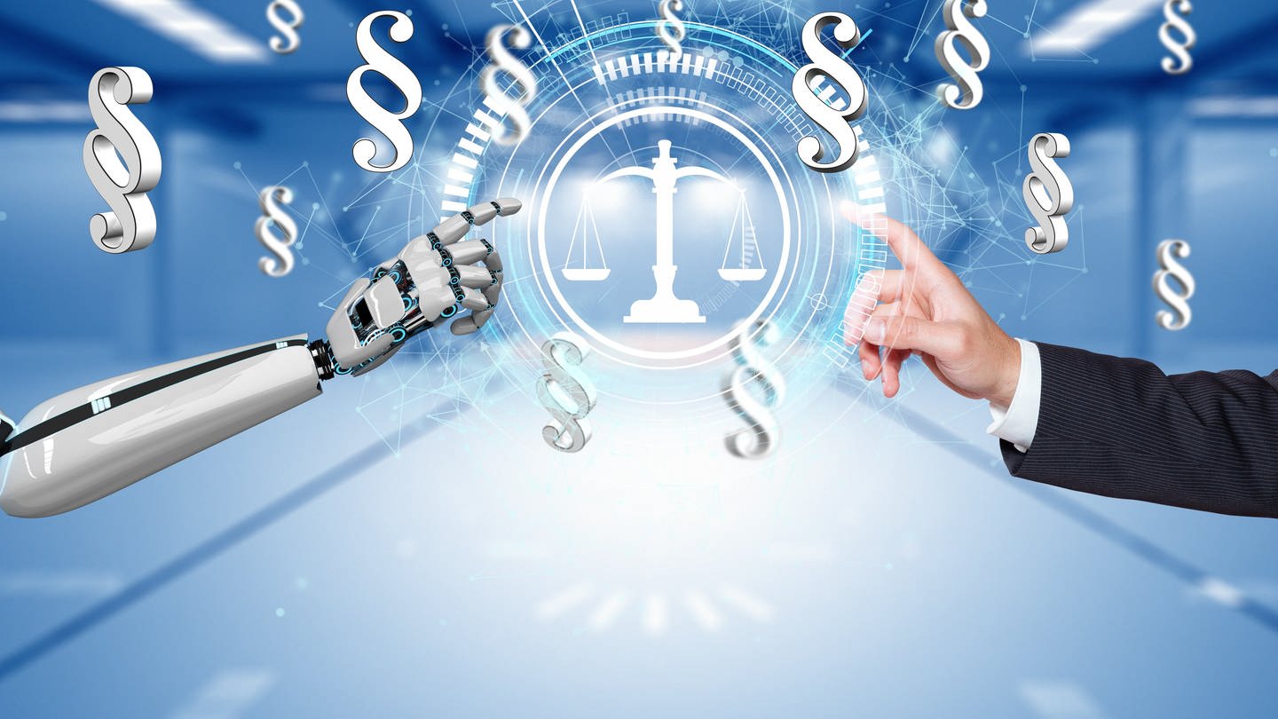 Ein Roboter und eine menschliche Hand berühren sich über einem HUD-Display mit Balkenwaage und Paragraphen. „Legal Tech“ bedeutet so viel wie „digitale Rechtsdurchsetzung“. Hier prüfen Algorithmen statt Anwaltskanzleien die Rechtsansprüche von Klienten.