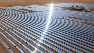Solaranlage Shams 1 in der Wüste von Abu Dhabi  Vereinigte Arabische Emirate