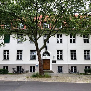 Ihnestraße 22, früher das Kaiser-Wilhelm-Instituts für menschliche Erblehre, Anthropologie und Eugenik (KWIA). Auf dem Campus der FU Berlin im Bereich des ehemaligen KWIA  in Dahlem wurden 2014 menschliche Überreste gefunden. Offenbar in Auschwitz ermordete Häftlinge, deren Überreste damals nach Berlin geschickt, untersucht und anschließend im Garten des Instituts vergraben wurden. 