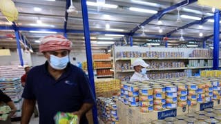 Syrische Flüchtlinge kaufen am 27. Juni 2021 in einem vom Welternährungsprogramm der Vereinten Nationen (WFP) beauftragten Supermarkt in Zaatari  Jordanien ein. Konzerne wie Bayer oder Danone, das Weltwirtschaftsforum und die Gates-Stiftung erobern über "Partnerschaften" zunehmend Einfluss im UN-Ernährungswesen. 
