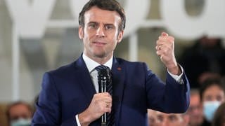 Emmanuel Macron, Präsident von Frankreich und Kandidat der Mitte für die bevorstehenden Präsidentschaftswahlen, spricht im März 2022 zu Einwohnern von Poissy. Die Wahlen finden in zwei Runden am 10. und 24. April statt.