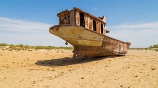 Trockengefallenes Boot am Aralsee: Noch in den 1960er-Jahren war der Aral in Zentralasien der viertgrößte See der Welt. Heute ist von ihm nur ein Zehntel seiner einstigen Fläche geblieben. Statt des Wassers macht sich Wüste breit. Kasachstan und Usbekistan haben zunehmend Probleme.